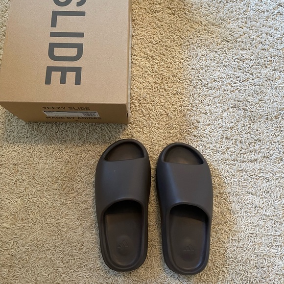 Yeezy Slides “Soot” - Picture 1 of 9